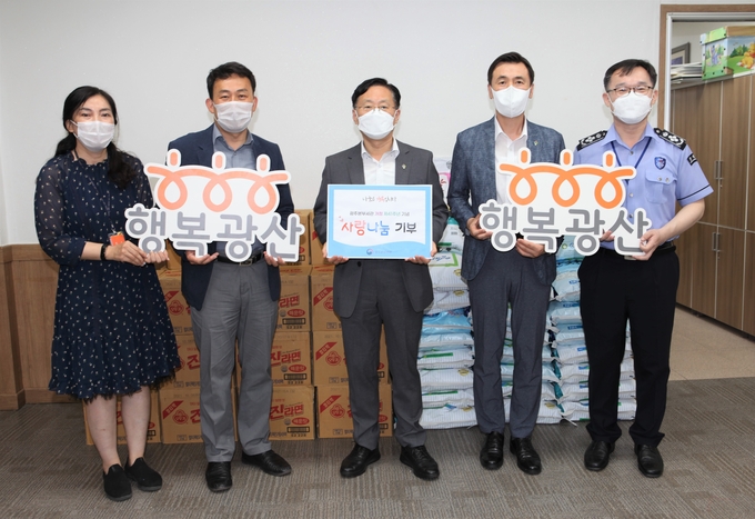 광주세관은 14일 첨단1동 행정복지센터를 방문해 기부물품을 전달했다.(사진=광주세관)