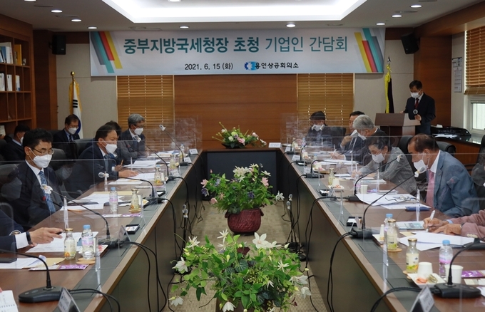 김창기(맨 왼쪽) 중부청장은 15일 용인상의를 찾아 지역상공인들의 애로·건의사항을 청취한 후 개선방안을 논의했다.