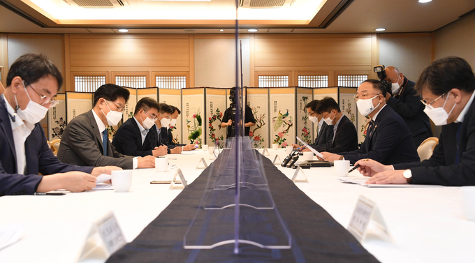 홍남기 부총리 겸 기획재정부 장관이 '제24차 부동산시장 점검 관계장관회의'를 주재하고 있다<사진=기재부>.