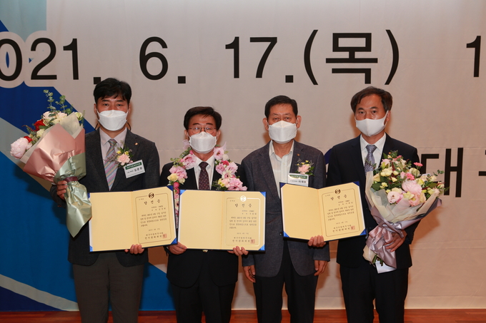 구광회 회장(왼쪽 두번째)와 김준현(왼쪽 첫번째)·이재만(왼쪽 세번째) 부회장이 당선증을 받고 있다.