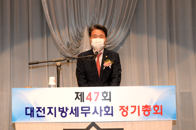 정구정 전 한국세무사회장이 축사를 하고 있다.