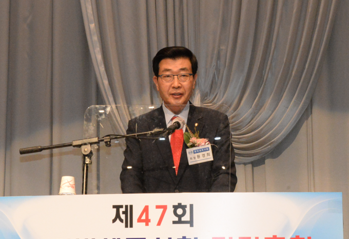 원경희 한국세무사회장이 치사하고 있다.