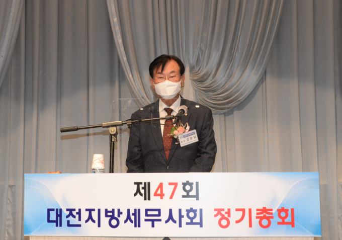 김완일 서울지방세무사회장이 축사를 하고 있다.