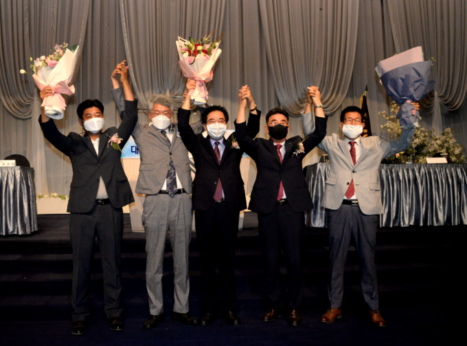 왼쪽부터 대전지방세무사회 안상규 부회장, 박영수 선관위원장, 고태수 회장, 전기정 전 회장, 전용근 부회장이 손을 들어 축하하고 있다.