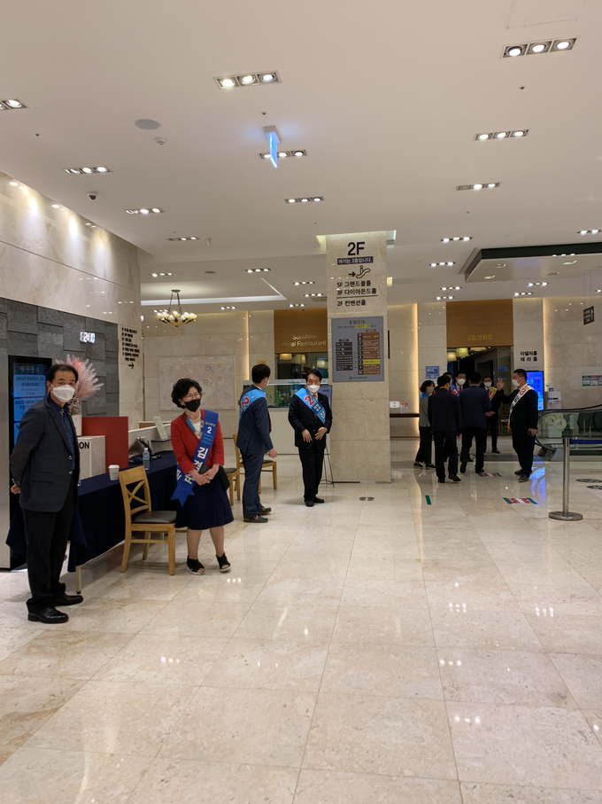 회장, 부회장, 감사 후보들이 투표장으로 가는 2층 로비에 모여 유세를 펼치고 있다.