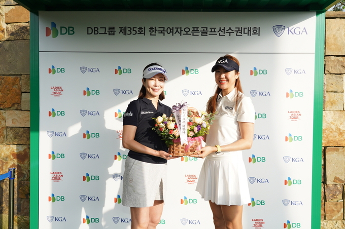 안시현 프로(왼쪽)가 지난 18일, 제35회 한국여자오픈 골프선수권대회 경기 종료 후 후배 골프선수인 박시현 해설위원(오른쪽)으로부터 은퇴 축하 꽃다발을 받고 있다.