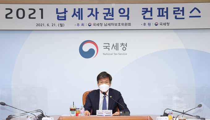 김대지 국세청장이 21일 ‘납세자 권익 컨퍼런스’에서 인사말을 하고 있다.(사진=국세청)