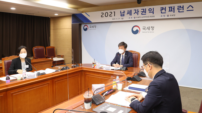 국세청 납보위는 21일 납세자 권익 컨퍼런스에서 세무조사 집행절차에 대한 감독 및 통제방안 등의 개선안을 논의했다.(사진=국세청)
