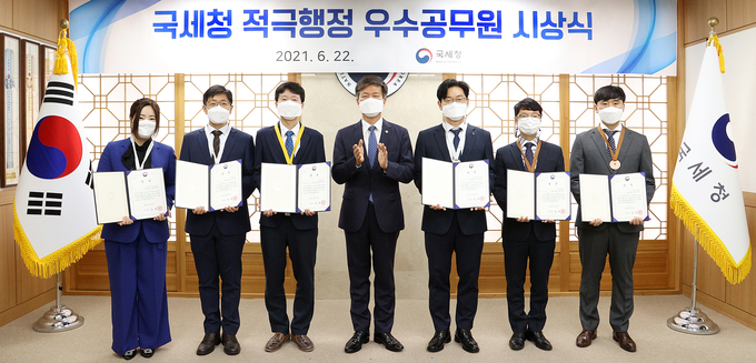 국세청은 22일 2021년 제2차 적극행정 우수공무원을 표창했다.(왼쪽부터 박현주 사무관, 김상동 조사관, 황병광 조사관, 김대지 국세청장, 이종영 조사관, 윤정호 조사관, 남봉근 조사관)(사진=국세청)
