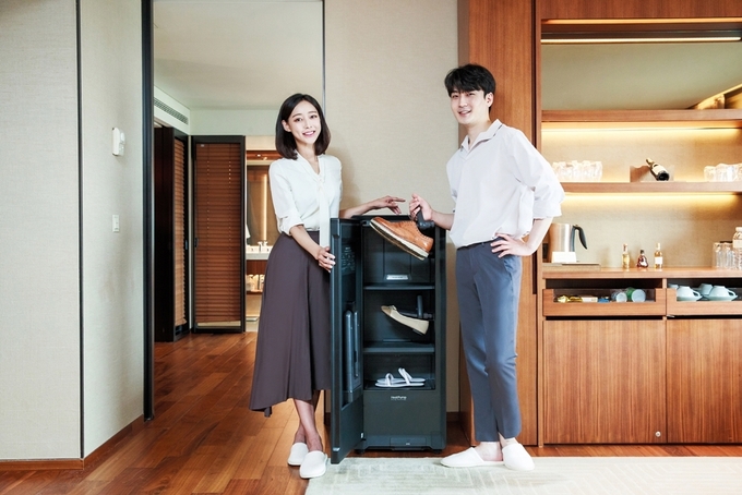 신라호텔 체험형 객실인 익스피리언스 룸에 설치된 비스포크 슈드레서.(사진=삼성전자)