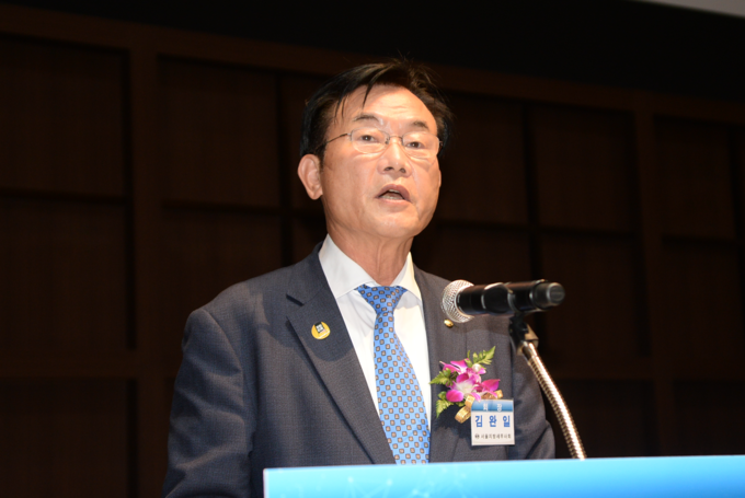 김완일 서울회장이 축사하고 있다.