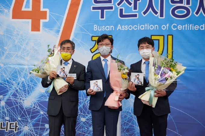 황인재 부산회장 당선자(가운데)와 김삼현(왼쪽)·홍재봉 부회장 당선자가 기념촬영하고 있다.