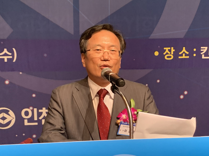 이금주 초대 인천지방세무사회장이 인사말을 하고 있다.