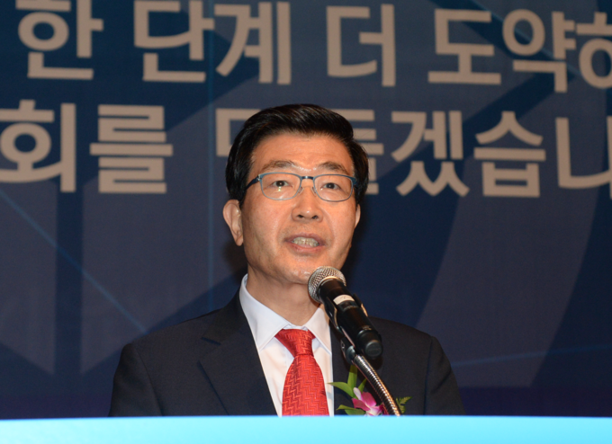 원경희 한국세무사회장이 축사를 하고 있다.