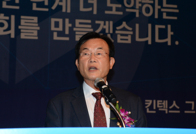 김완일 서울지방세무사회장이 축사를 하고 있다.