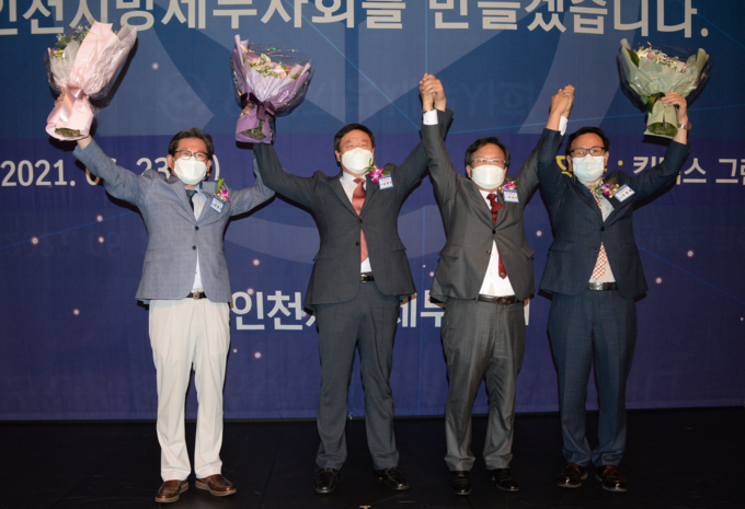 왼쪽부터 최병곤 부회장, 김명진 회장, 이금주 초대 회장, 오형철 부회장이 당선 축하 꽃다발을 들고 기념 촬영하고 있다.