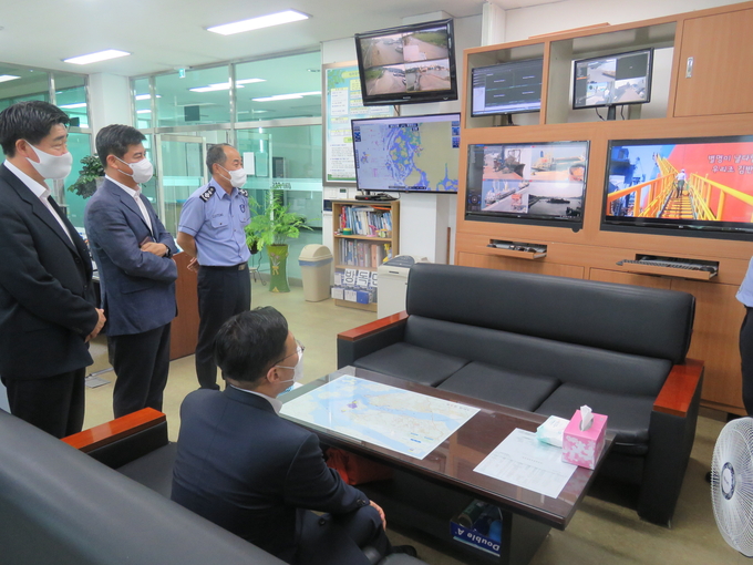 성태곤 광주세관장이 대불 주감시소를 방문해 CCTV를 활용한 영상감시 시스템 등 항만감시 실태 등을 점검하고 있다.(사진=광주세관)