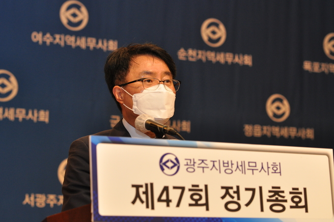 제47회 광주세무사회 정기총회에서 유권규 세무사가 제25대 회장으로 당선돼 인사말을 하고 있다.