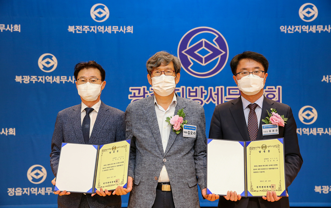 김오수 선거관리위원장<가운데>이 유권규 신임 회장<오른쪽>과 정순오 부회장에게 당선증을 전달했다.