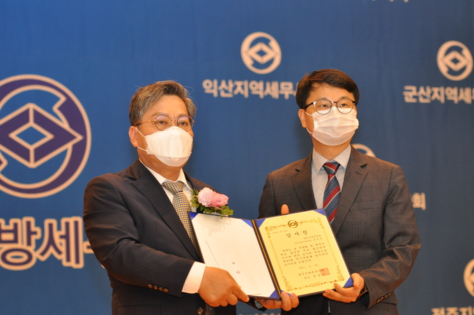 제47회 광주세무사회 정기총회에서 세무사회 발전에 기여한 공로로 광주청 김민후 행정팀장<오른쪽>이 광주지방세무사회장 감사장을 받았다.