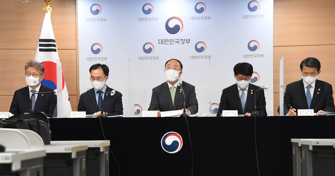 홍남기 부총리 겸 기획재정부 장관이 2021년 하반기 경제정책방향 관계부처 합동브리핑에서 발표문을 낭독하고 있다. 왼쪽부터 권칠승 중기부 장관, 문승욱 산업부 장관, 홍남기 부총리, 안경덕 고용부 장관, 은성수 금융위원장.<사진=기재부>