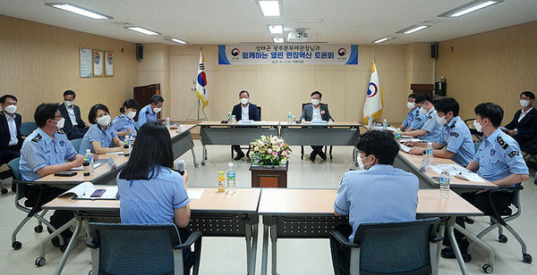 성태곤 광주본부세관장은 지난 29일 제주세관을 방문해 직원과의 열린 현장혁신 토론회를 가졌다.(사진=제주세관)