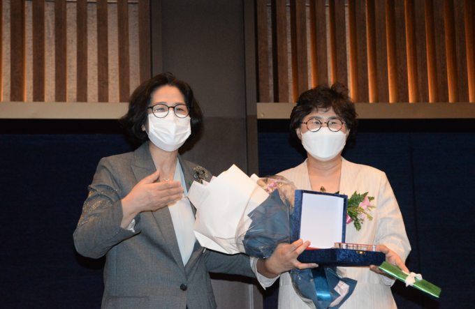 고경희 제19대 회장(왼쪽)이 김옥연 제18대 회장에게 감사패를 전달하며 "밤 12시에 전화해도 김 회장이 받아줬다"고 그간의 고마움을 전했다.
