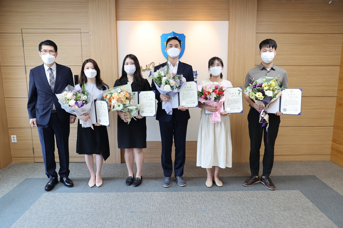 김광호 서울세관장(맨 왼쪽)이 6월 분야별 으뜸이로 선정된 직원들과 기념촬영을 하고 있다.(사진=서울세관)