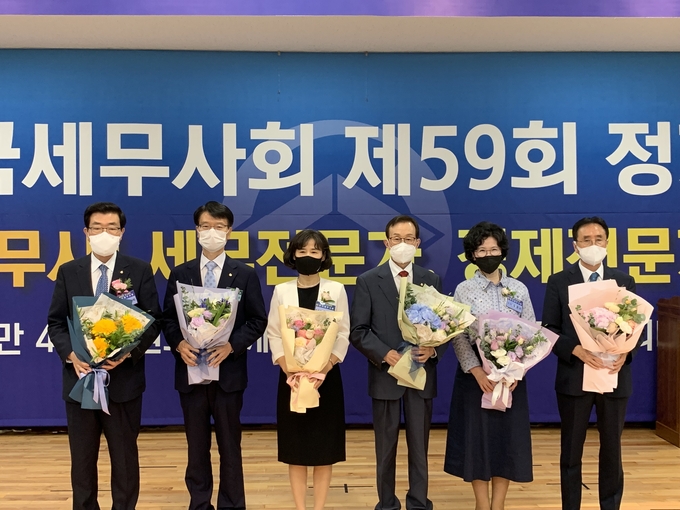 왼쪽부터 원경희 회장, 임채수 부회장, 고은경 부회장, 한헌춘 윤리위원장, 김겸순 감사, 남창현 감사가 당선 축하 꽃다발을 들고 기념 촬영하고 있다.