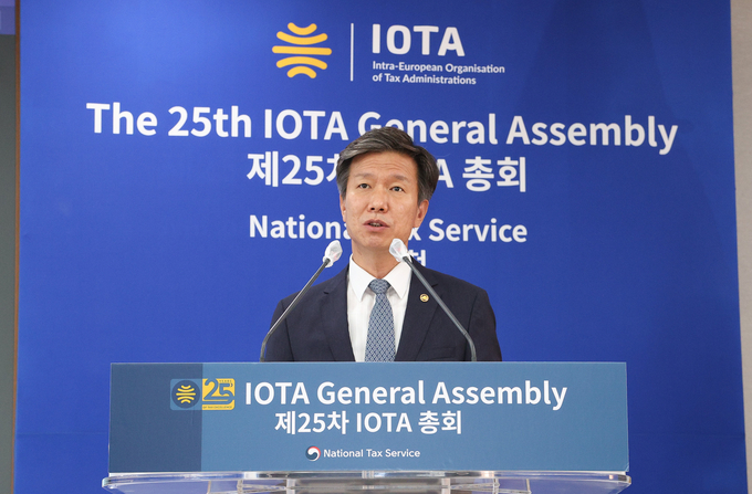 김대지 국세청장이 화상으로 개최된 제25차 IOTA 총회에서 연설하고 있다. 
