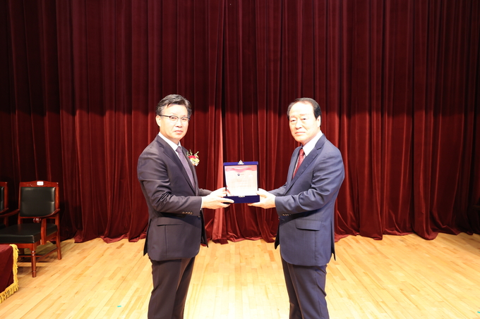 본지 오관록 부국장이 송기봉 광주청장(왼쪽)에게 지역경제 활성화 및 언론문화 창달에 기여한 노고에 감사드린다는 뜻을 담아 출입기자단을 대표해 기념패를 전달했다.
