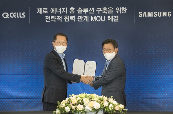 김희철 사장(왼쪽)과 이재승 생활가전사업부장이 기념사진을 촬영하고 있다.