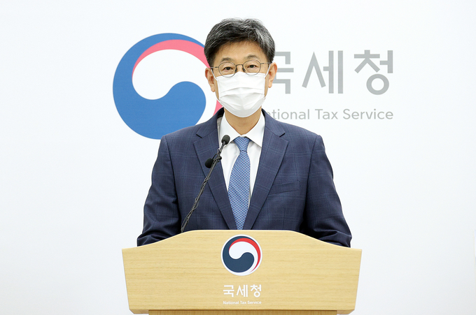 김동일 국세청 조사국장이 7일 국세청 기자실에서 역외 블랙머니 비밀계좌 및 핀테크 플랫폼을 이용한 신종 역외탈세 등 불공정 역외탈세자 46명에 대한 세무조사 착수 관련 브리핑을 하고 있다.(사진=국세청)