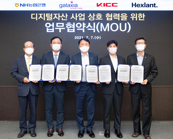 왼쪽부터 임명수 한국정보통신 대표이사, 신동훈 갤럭시아머니트리 대표이사, 권준학 NH농협은행장, 노진우 헥슬란트 대표이사, 이상래 NH농협은행 디지털금융부문장이 기념촬영을 하고 있다.