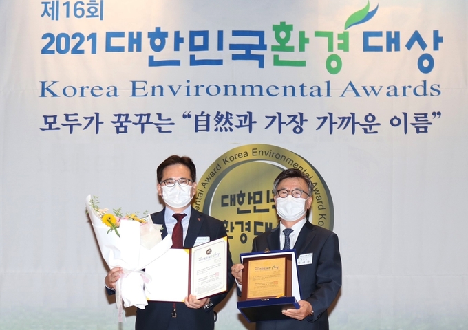 롯데칠성음료는 지난 7일 제16회 대한민국 환경대상 자원순환 부문 대상을 받았다고 8일 밝혔다.(사진=롯데칠성음료)