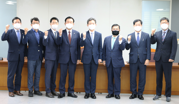왼쪽부터 신기탁 서울지방회 총무이사, 손창용 연수이사, 이주성 부회장, 김완일 서울세무사회장, 민주원 서울국세청 성실납세지원국장, 장경상 부회장, 김수현 소득재산세과장, 노충환 부가1팀장.