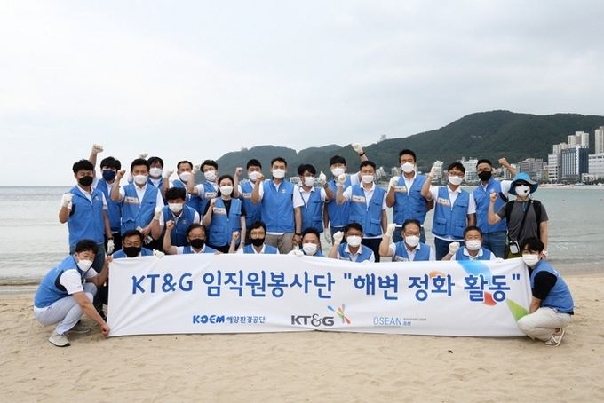 KT&G부산본부는 지난 2일 부산시 송정해수욕장에서 해양생태계 보호를 위한 해변정화활동을 진행했다.(사진=KT&G)