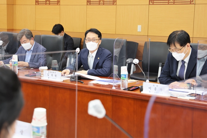 임재현<오른쪽 두번째> 관세청장이 9일 서울세관에서 개최된 관세행정발전심의위원회에서 관세행정 중장기 계획을 설명하고 있다.