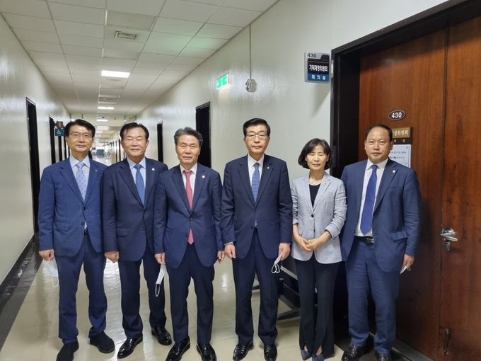 세무사법 개정안이 통과한 16일 기재위 회의장 앞에서 세무사회 임원들이 대기하고 있다. 왼쪽부터 임채수 세무사회 부회장, 김완일 서울회장, 정구정 전 세무사회장, 원경희 세무사회장, 고은경·이대규 세무사회 부회장.