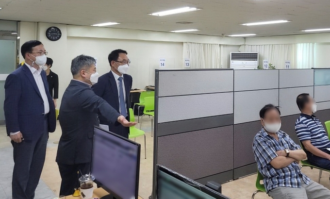 김재철<왼쪽 세번째> 중부지방국세청장이 19일 최근 코로나 확진자가 발생한 수원세무서를 찾아 방역체계 및 부가세 확정신고 상황을 긴급 점검하고 있다. 