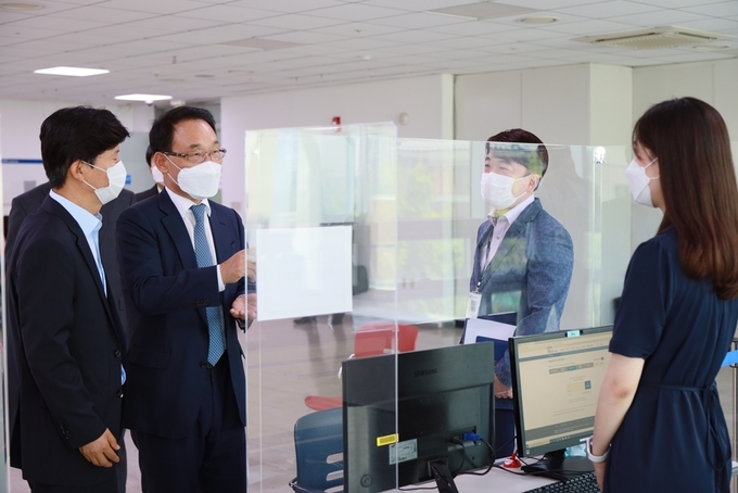 김재철(왼쪽 두번째) 중부지방국세청장이 성남세무서 부가세 신고창구를 찾아 직원들을 격려하고 있다.