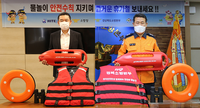 하이트진로 김인규 대표(왼쪽)는 지난 22일 경북소방본부 김종근 본부장과 수상구조용품 비대면 전달식을 진행했다.