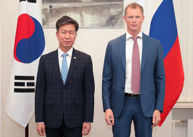 김대지<왼쪽> 국세청장이 다니일 예고로프 러시아 국세청장과 기념촬영을 하고 있다.(사진=국세청)