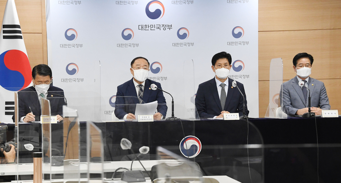 홍남기 부총리 겸 기획재정부 장관이 28일 부동산 관계부처 합동브리핑에서 '부동산 시장 안정을 위해 국민께 드리는 말씀'을 낭독하고 있다. <왼쪽부터 은성수 금융위원장, 홍남기 부총리, 노형욱 국토부 장관, 김창룡 경찰청장. 사진=기재부>