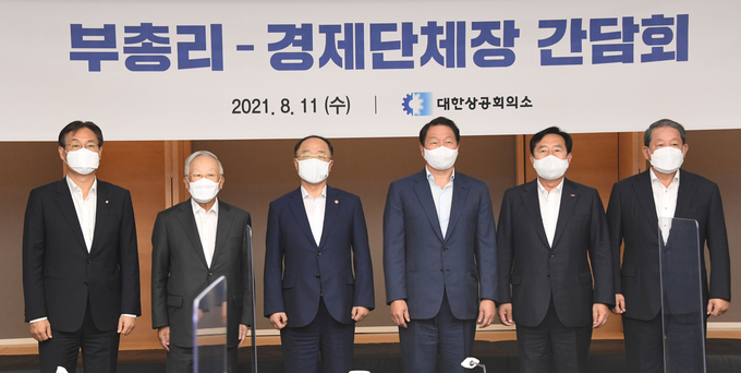 홍남기 부총리 겸 기획재정부 장관이 11일 서울 중구 남대문 대한상공회의소에서 열린 '부총리-경제단체장 간담회'에 참석, 회의시작에 앞서 기념사진을 찍고 있다.<왼쪽부터 이관섭 무역협회 부회장, 손경식 경총 회장, 홍남기 부총리, 최태원 대한상의 회장, 김기문 중기중앙회장, 강호갑 중견기업연합회장>(사진=기재부)
