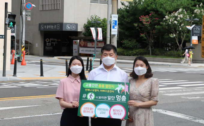 양정필 서장(가운데)이 직원들과 함께 교통안전 춤춤 챌린지 피켓을 들고 캠페인에 참여하고 있다.(사진=영등포세무서)
