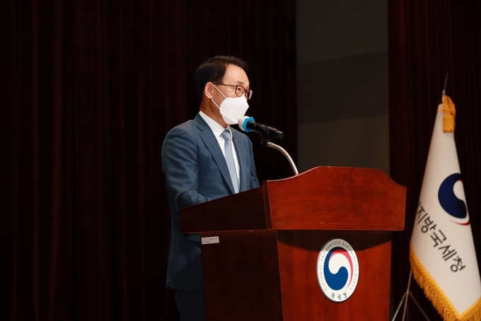김재철 중부청장이 19일 하반기 세무관서장회의에서 현안업무의 차질없는 집행을 주문하고 있다.