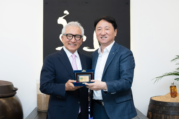 권준학 은행장(오른쪽)이 조태권 (주)화요 대표이사에 감사패를 전달하고 있다.