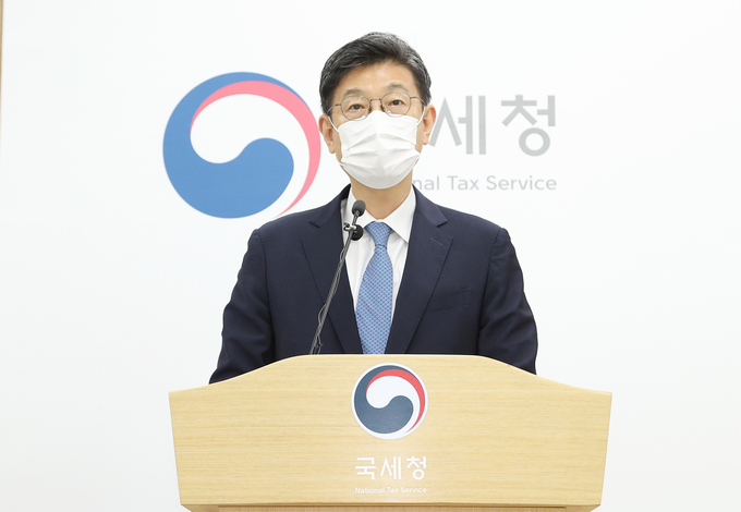 김동일 국세청 조사국장이 24일 국세청 기자실에서 반사회적 민생침해 탈세자 59명 세무조사 착수 관련 브리핑을 하고 있다.(사진=국세청)