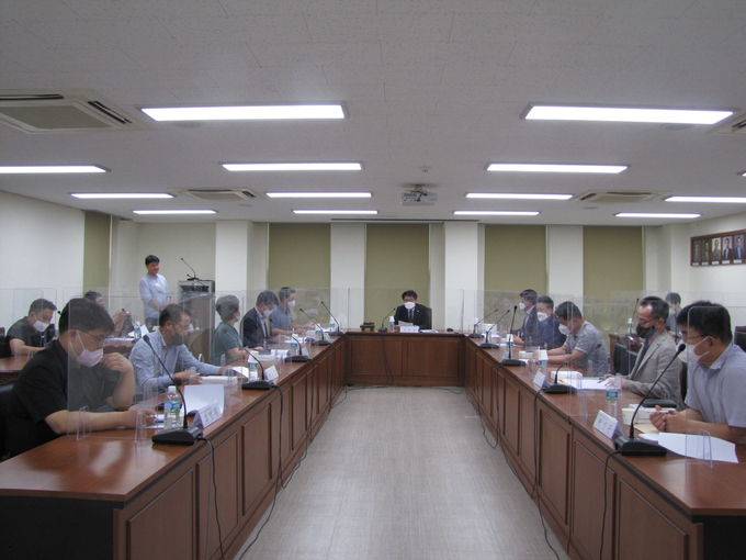 광주세무사회는 지난달 31일 제5차 임원회를 개최하고 회의 일정과 지방 및 지역회 임원간 상견례 진행 건에 대해 토의했다.